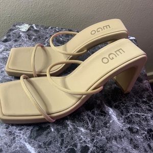 GLOWING DOUBLE STRAP SQUARE TOE CURVED HEEL MULE IN NUDE LYCRA